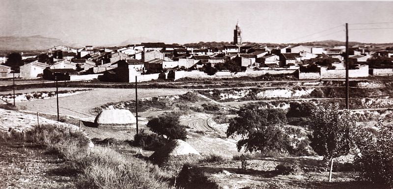 Alcampell está situado en una llanura al norte de la cuenca del Ebro