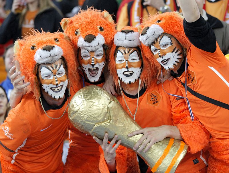 Los seguidores de Holanda y España en la final del Mundial