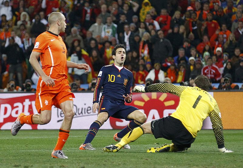 Fabregas intenta el gol