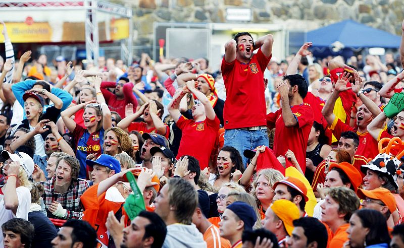 Soccer fans react during a public screening of the 2010 World Cup final match between Spain and Netherlands in Oslo