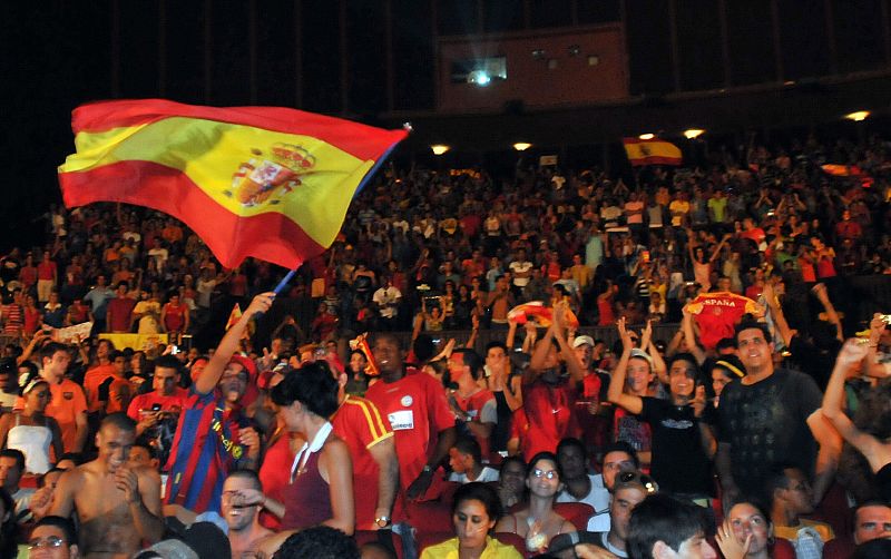 FANÁTICOS CUBANOS, SEGUIDORES DEL EQUIPO ESPAÑOL