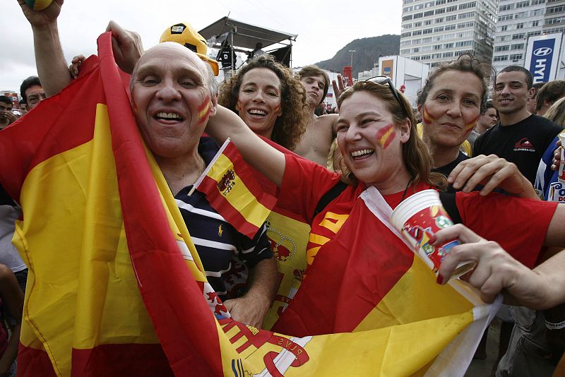 FANÁTICOS DISFRUTAN EN LAS PLAYAS DE RÍO DE JANEIRO DE LA FINAL DEL MUNDIAL