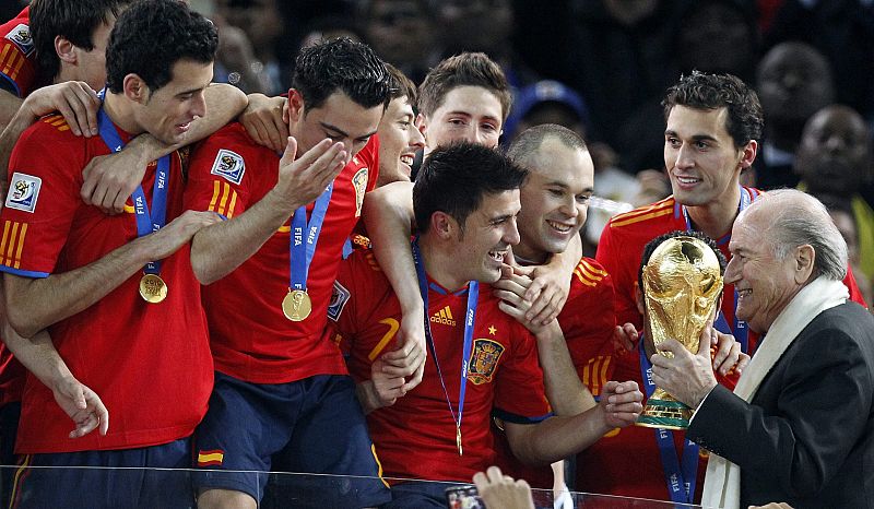 El presidente de la FIFA, Josep Blatter, entrega a los jugadores de la selección el trofeo de la copa del Mundial.