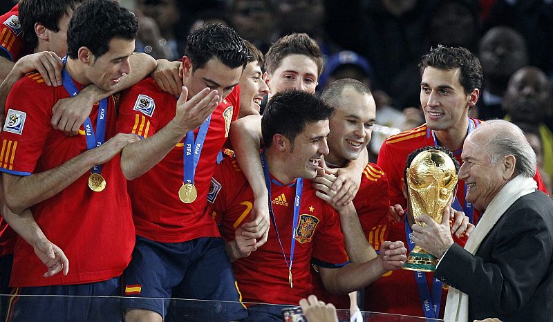 El presidente de la FIFA, Josep Blatter, entrega a los jugadores de la selección el trofeo de la copa del Mundial.