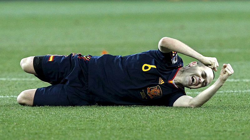 Iniesta celebra la victoria por 1-0 contra Holanda en la final del Mundial de Fútbol de Sudáfrica 2010.