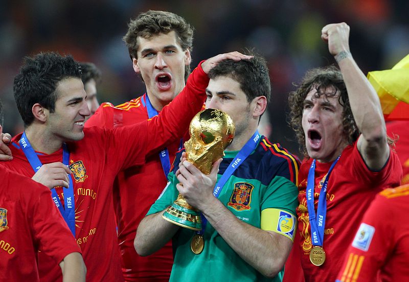 Iker Casillas besa el trofeo de campeón del Mundial de Sudáfrica 2010.