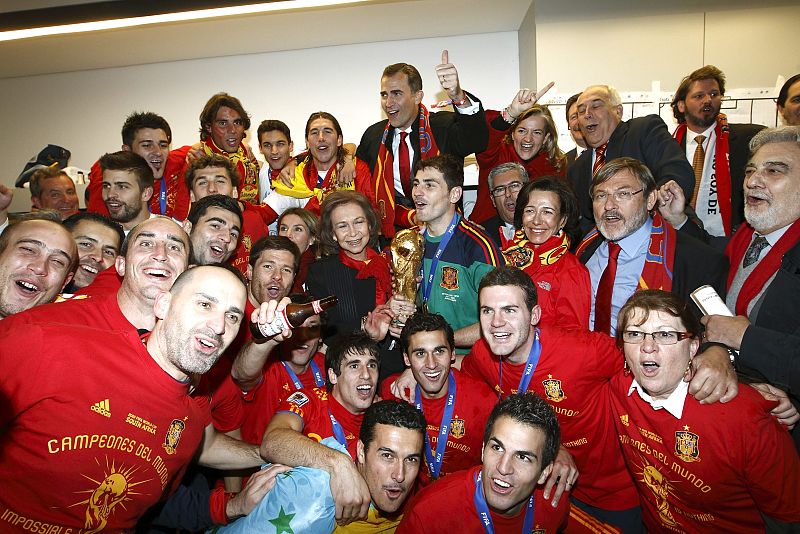 La Reina y los Príncipes de Asturias posan con toda la gran familia de la Roja en el vestuario.