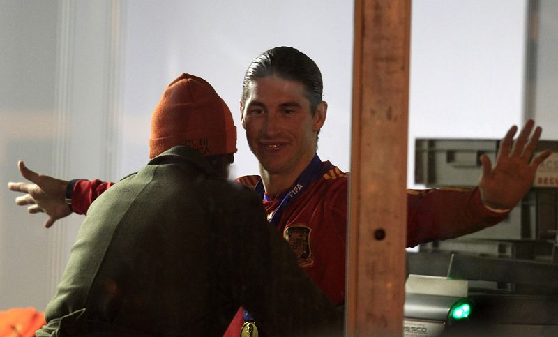 Ser campeón del mundo no te libra de pasar por las medidas de seguridad en los aeropuertos.