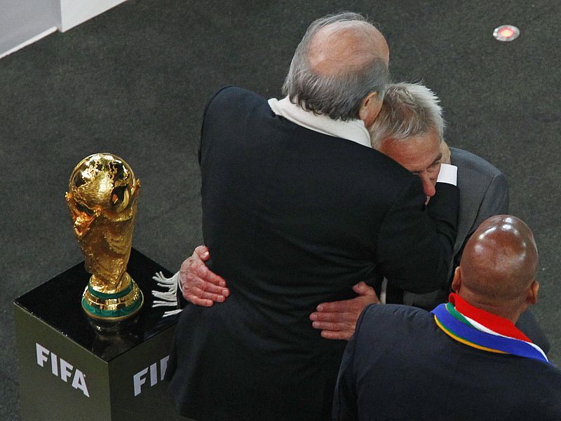 Blatter abraza al entrenador de la selección holandesa, Bert van Marwijk.