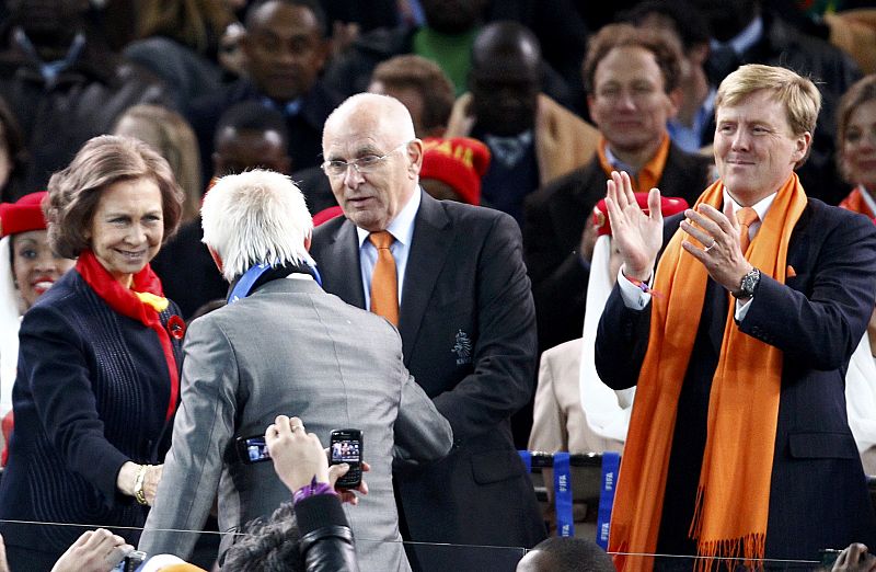 El holandés Van Marwijk recibió el consuelo de la Reina Sofía en el palco de autoridades