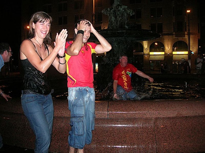 Los aficionados españoles en Helsinki terminaron celebrando la victoria del Mundial pasados por agua. "Acabamos bañándonos en la fuente Havis Amanda".