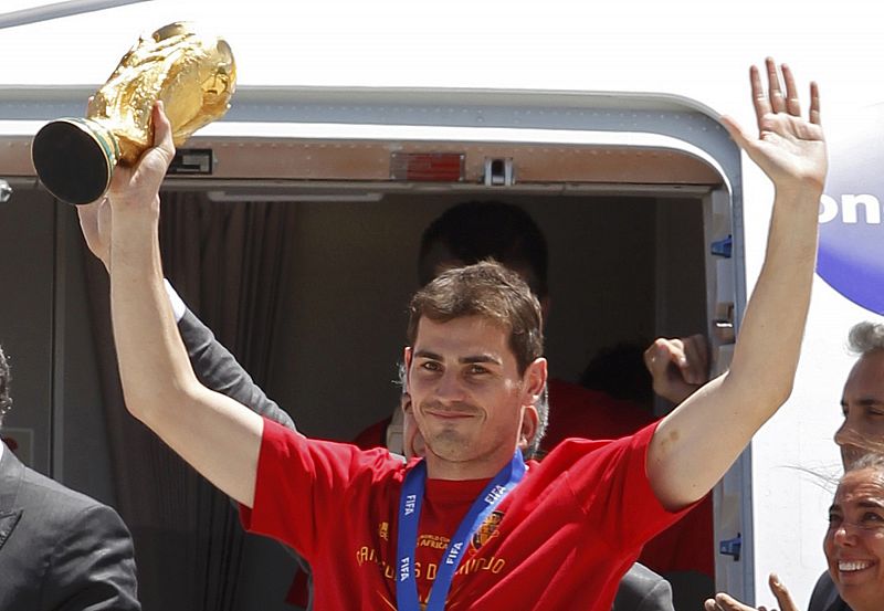 Íker Casillas levanta el trofeo nada más salir del avión