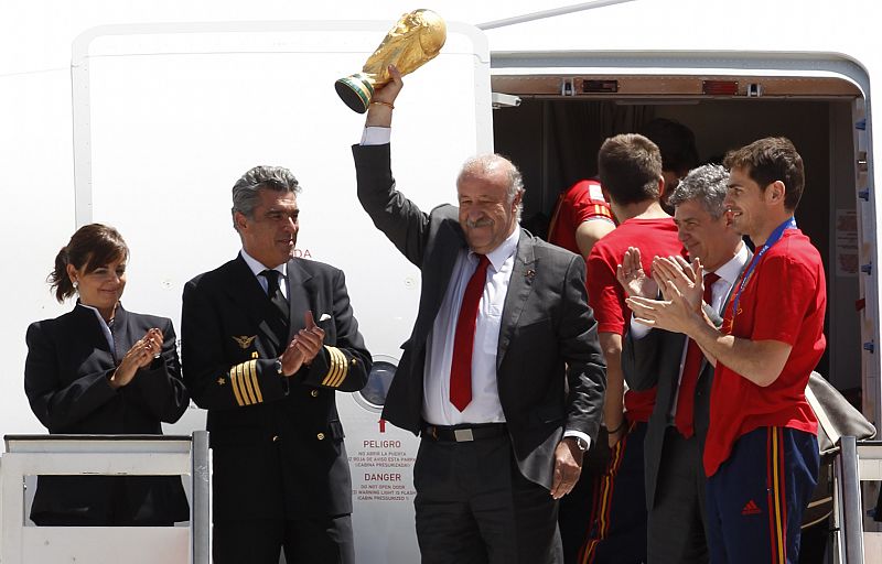 Casillas ha cedido el trofeo a Vicente del Bosque, seleccionador nacional de fútbol, que también ha levantado la Copa