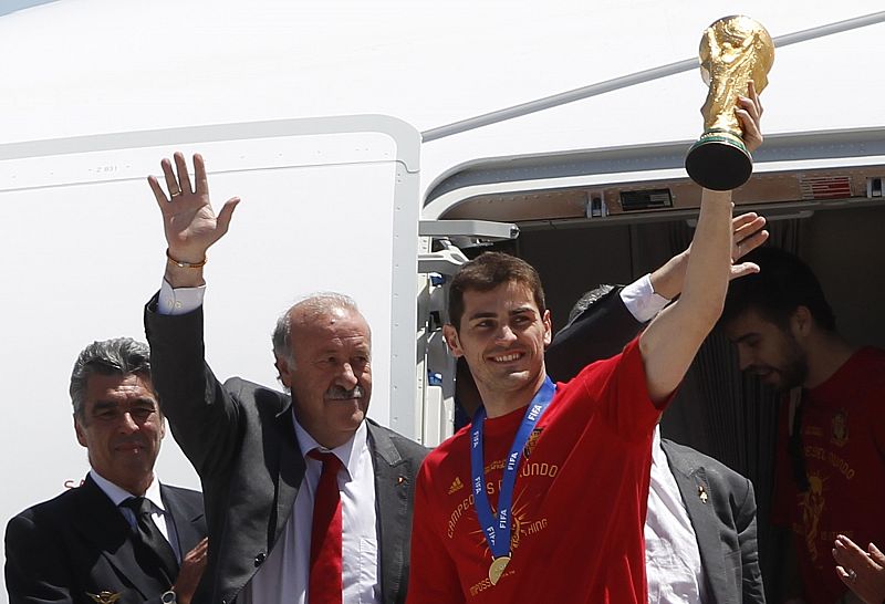 El capitán y el seleccionador saludan a su llegada a Barajas