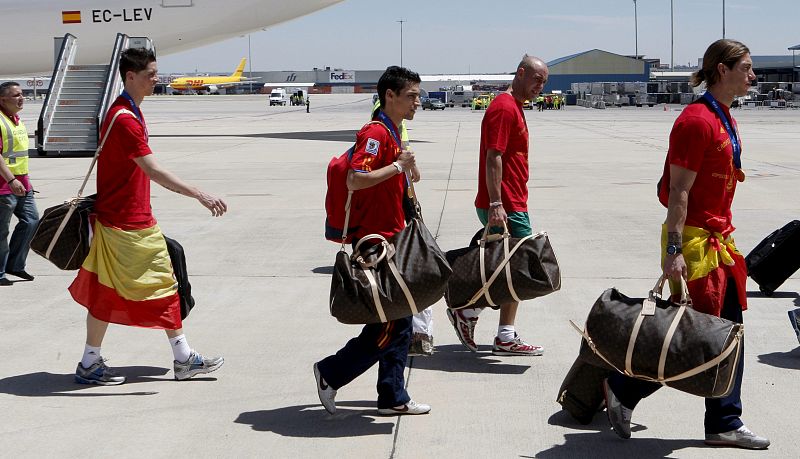 Fernando Torres, Jesús Navas, Pepe Reina y Sergio Ramos en la pista de Barajas