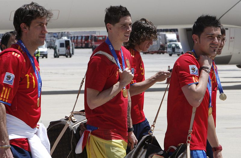 Joan Capdevila, Fernando Torres, Carles Puyol y David Villa nada más bajar del avión