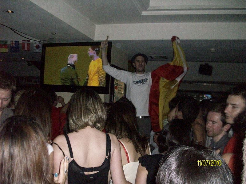 CELEBRANDO EL GOL EN UN BAR DE DUBLÍN