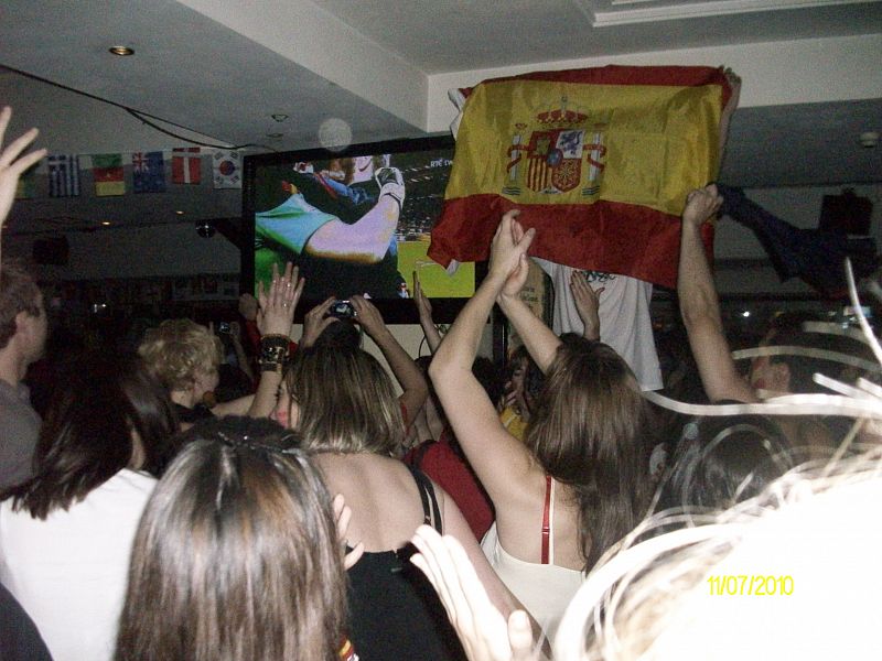 CELEBRANDO EL GOL EN UN BAR DE DUBLÍN