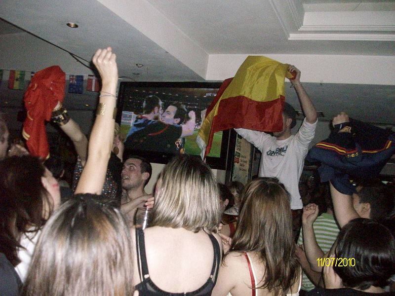 CELEBRANDO EL GOL EN UN BAR DE DUBLÍN