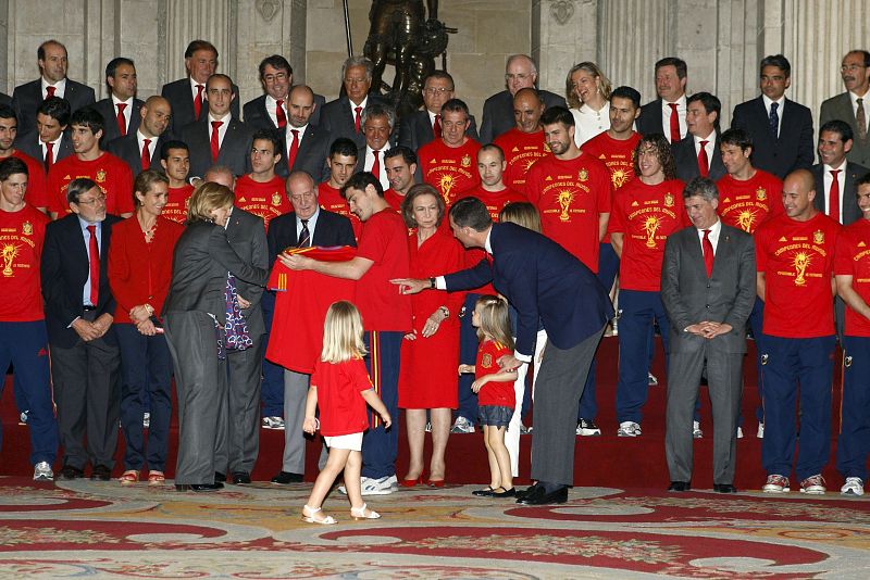 El Rey Juan Carlos recibe de manos del capitán de España, Iker Casillas, la camiseta de la selección española con la estrella de campeón mundial, durante la recepción que Sus Majestades han ofrecido al combinado nacional en el Palacio Real.