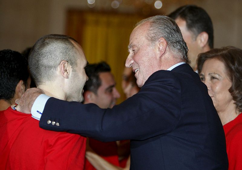 El Rey Juan Carlos saluda efusivamente al jugador de la selección española Andrés Iniesta.
