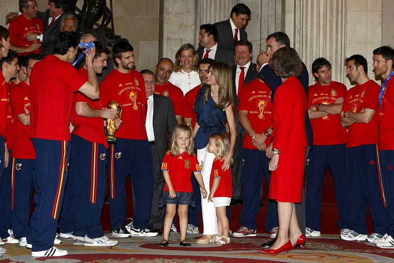 La Reina Sofía, los Príncipes de Asturias y las Infantas Leonor y Sofía conversan con los jugadores de la selección española.