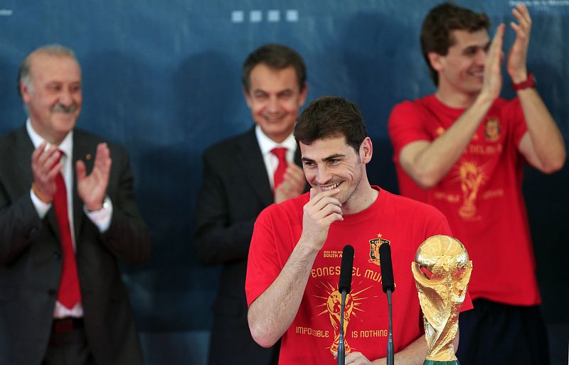 Casillas ha intervenido durante el acto en La Moncloa y la afición se ha vuelto loca. "Tengo la suerte de poder representar a estos grandes jugadores, muchas gracias a todos. Hemos traído esta Copa de Sudáfrica para todos vosotros, para los mayores,