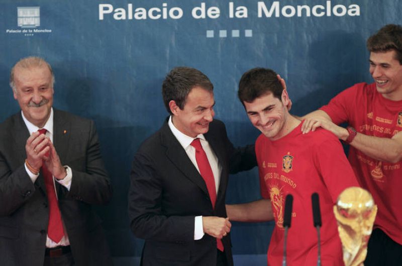 Zapatero felicita al capitán de la selección española de fútbol, Íker Casillas.   