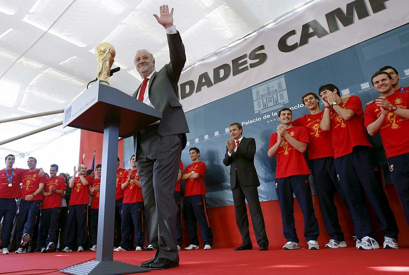 El seleccionador nacional de fútbol, Vicente del Bosque, acompañado por los jugadores y por el presidente del Gobierno, José Luis Rodríguez Zapatero, saluda a la afición.