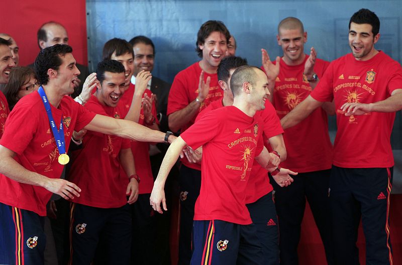 Andrés Iniesta es empujado al escenario por sus compañeros después de que el presidente del Gobierno le dedicara en su discurso una mención especial.
