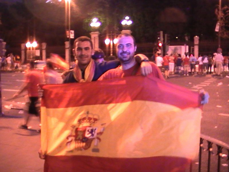 Desde Lora del Río (Sevilla) vinieron dos aficionados para celebrar el Mundial con los jugadores.