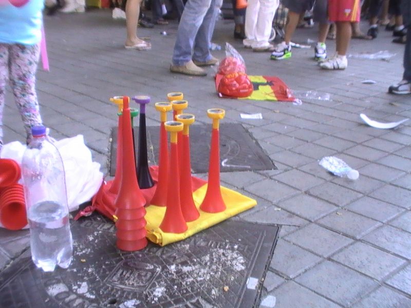 La vuvuzela era el producto estrella entre los vendedores ambulantes en Cibeles.