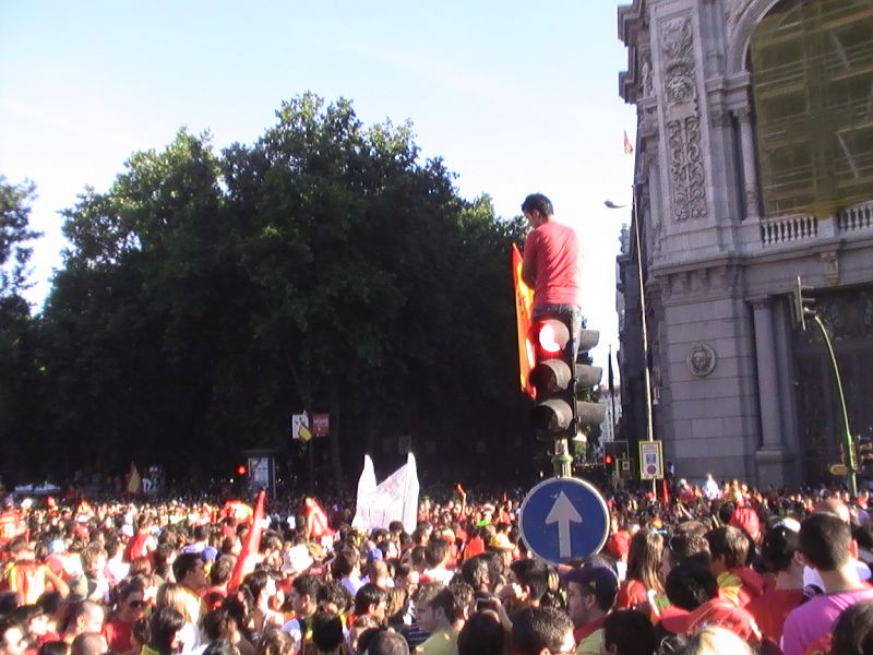 Ni los semáforos se libraron, por supuesto en rojo.