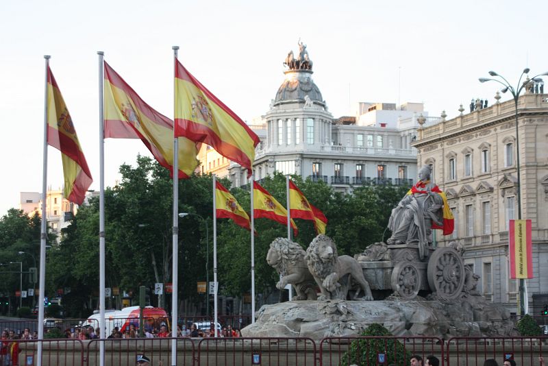 Y por fin Cibeles vio aparecer el autobús descapotable.