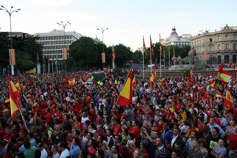 Miles de personas abarrotaban la plaza de la Cibeles.