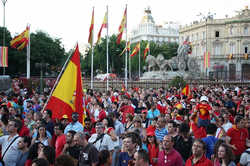 El recorrido de 'La Roja' finalmente no rodeo a la diosa y los aficionados la invadieron.