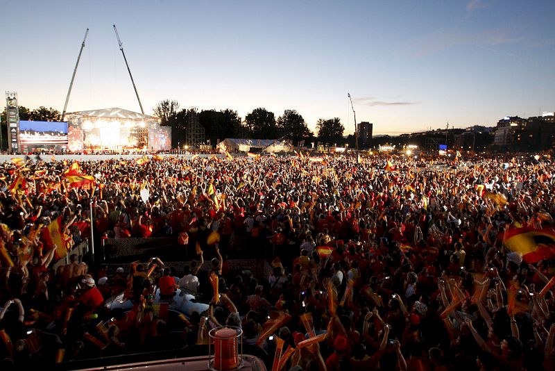 Miles de aficionados esperan la llegada de los jugadores de la selección española de fútbol al escenario del Puente del Rey, en Madrid.