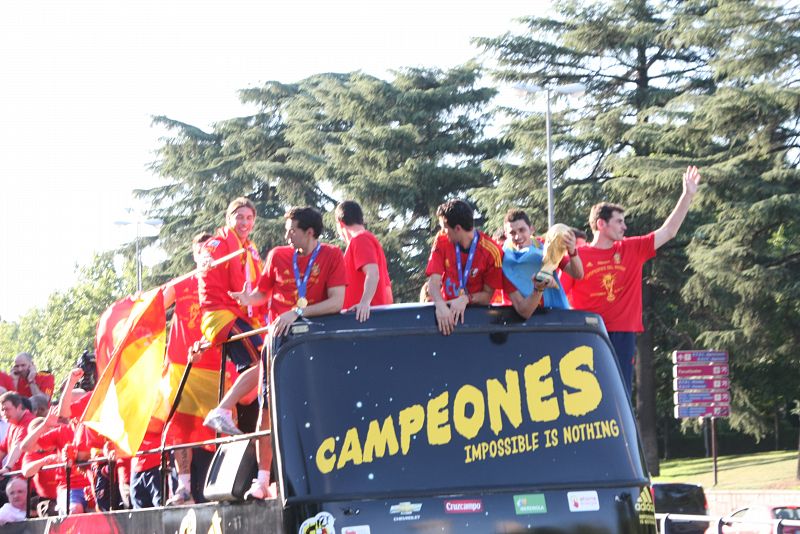 Los jugadores en el autobús descapotable.