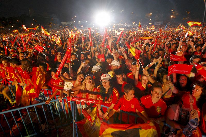 Miles de aficionados saludan a los jugadores de la selección española de fútbol a su llegada al escenario.