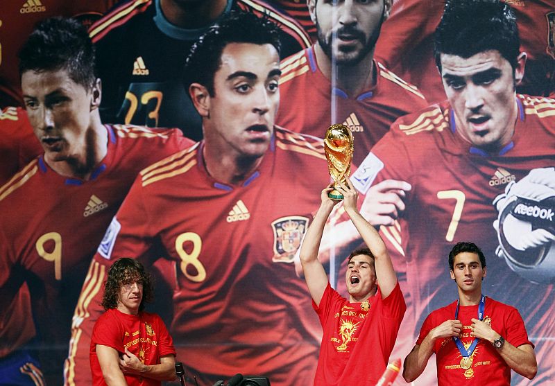 Casillas levanta con rabia la Copa de los Campeones.