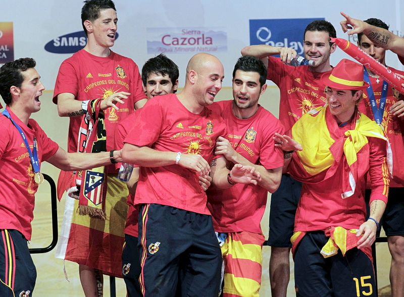 Pepe Reina junto a sus compañeros anima la fiesta.