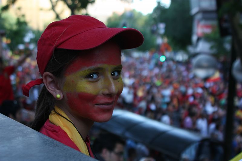 Una aficionada pintada con los colores de España.