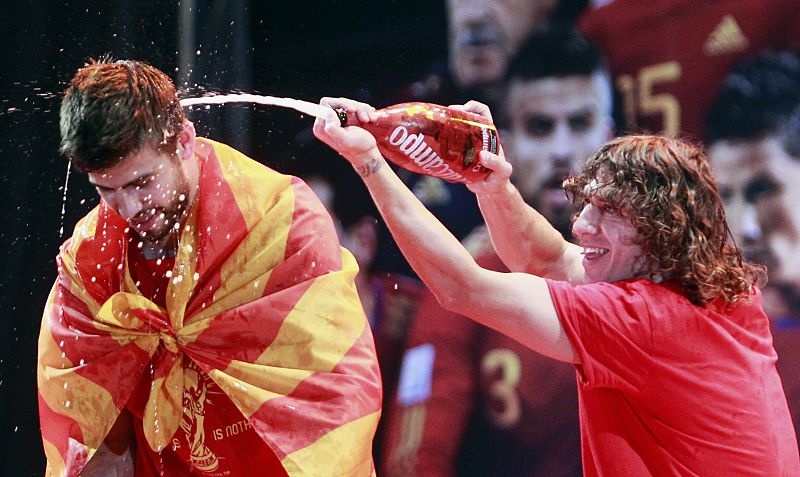 Puyol riega a Pique.