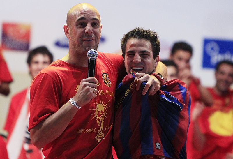 El jugador del Arsenal, Cesc Fabregas, con la camiseta blaugrana que le puso Pique.