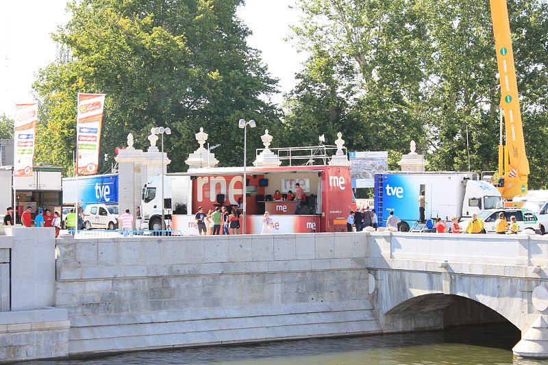 Estudios móviles de RNE y TVE junto al Río Manzanares.
