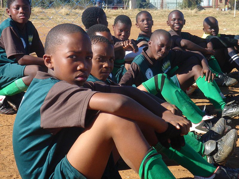 Relajados antes de un partido de fútbol en Bothaville (Sudáfrica)