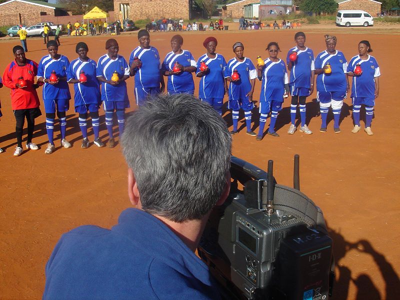 El cámara de En Portada  Ramón Senent inmortaliza la ¿gran final¿ en Tembisa (Sudáfrica)