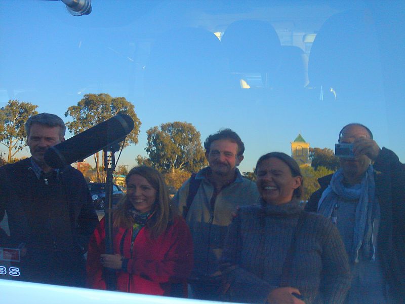 El equipo de En Portada y Sasha, su fixer en Sudáfrica, reflejados ante el Museo del Apartheid