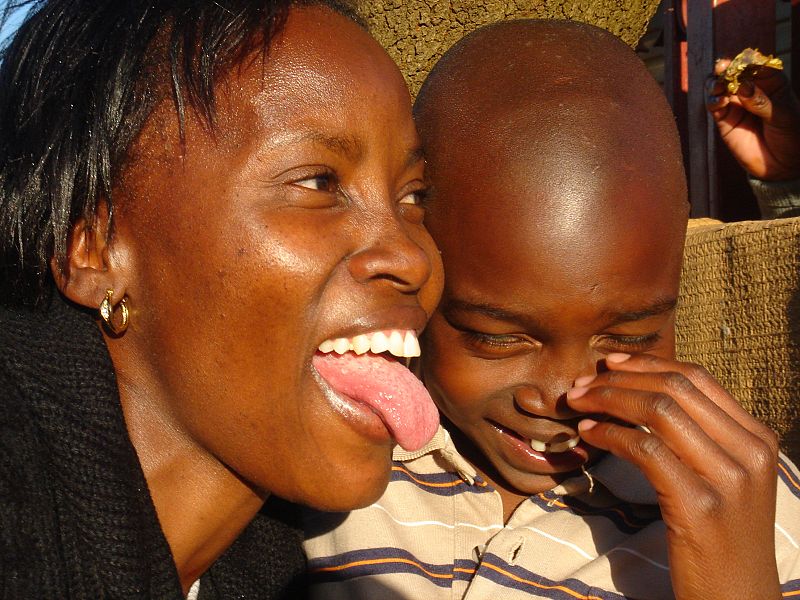 Madre e hijo en Tembisa (Sudáfrica)