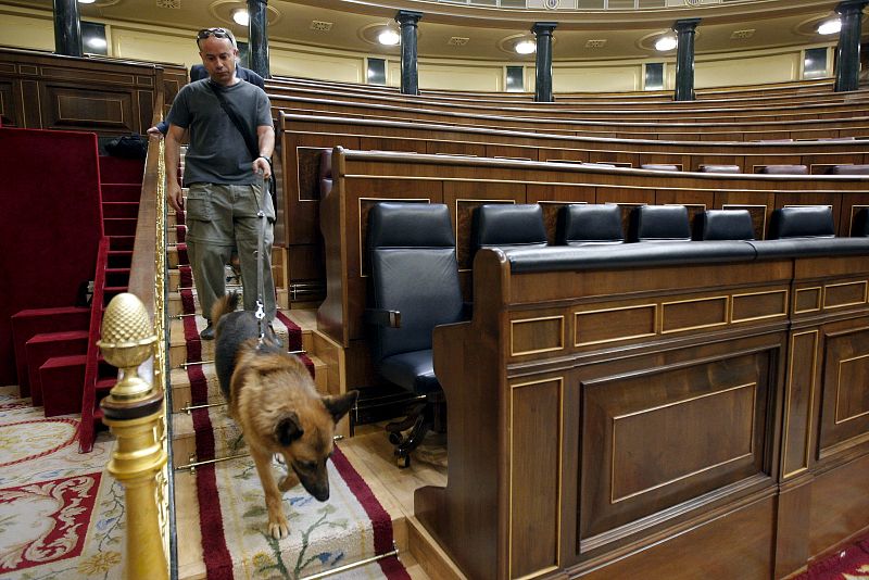Un policía recorre con un perro el hemiciclo del Congreso de los Diputados en busca de posibles explosivos antes del comienzo del Debate sobre el Estado de la Nación.